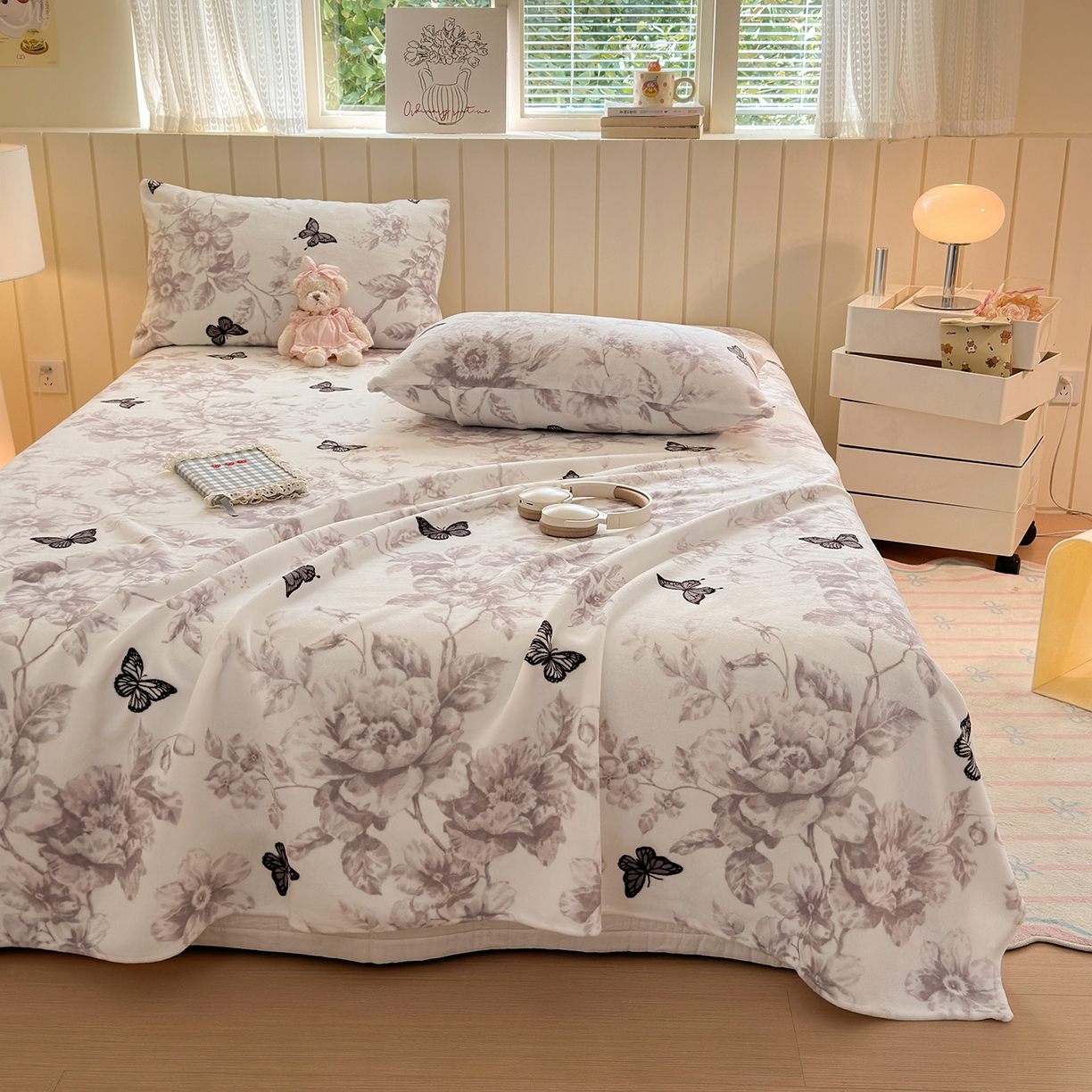 91家纺网 家纺一手货源 找家纺 丽美人家纺 2025新款小版印花牛奶绒床单单床单床单单件 水墨花蝴蝶