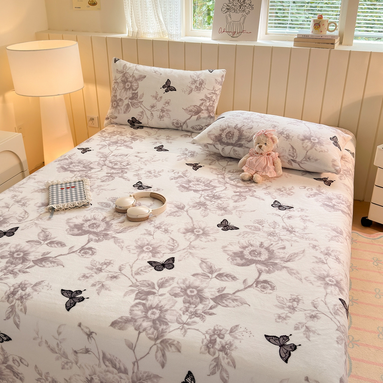 91家纺网 家纺一手货源 找家纺 丽美人家纺 2025新款小版印花牛奶绒床单单床单床单单件 水墨花蝴蝶