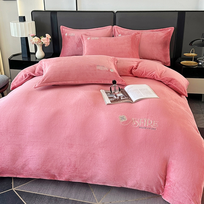 91家纺网 家纺一手货源 找家纺 富缦庭 2025新款牛奶绒绣花四件套 遇见-豆沙