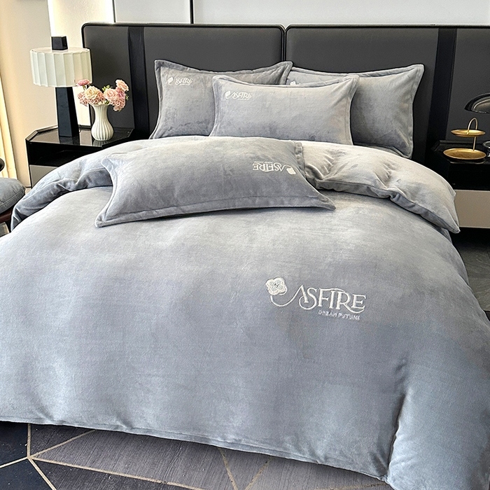 91家纺网 家纺一手货源 找家纺 富缦庭 2025新款牛奶绒绣花四件套 遇见-灰色