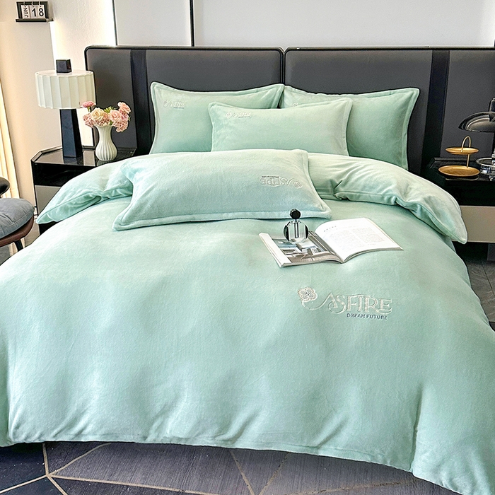 91家纺网 家纺一手货源 找家纺 富缦庭 2025新款牛奶绒绣花四件套 遇见-绿色