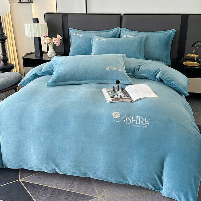 91家纺网 家纺一手货源 找家纺 富缦庭 2025新款牛奶绒绣花四件套 遇见-深蓝色