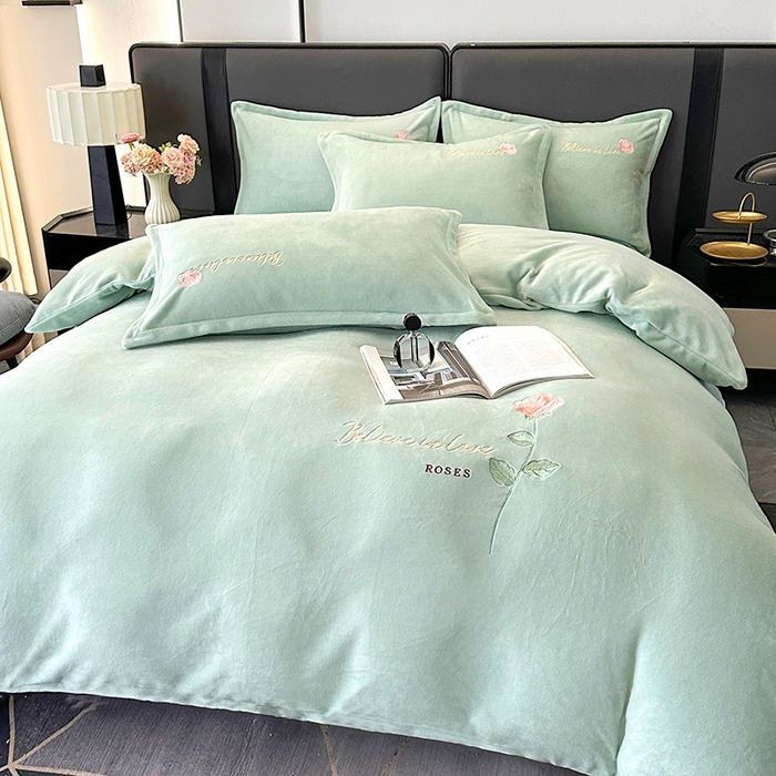 91家纺网 家纺一手货源 找家纺 富缦庭 2025新款牛奶绒绣花四件套 红粉佳人-绿色