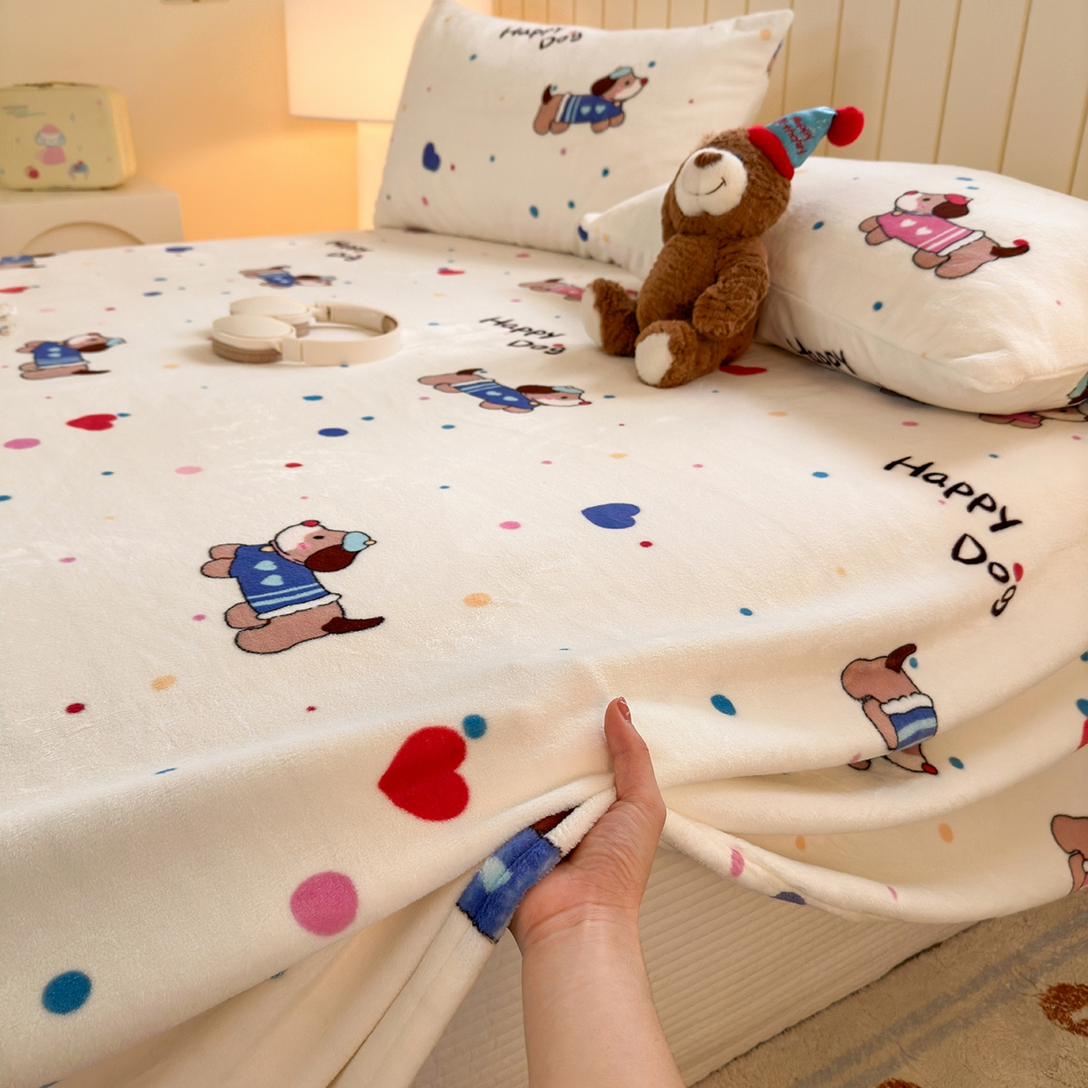 91家纺网 家纺一手货源 找家纺 丽美人家纺 2025新款小版印花牛奶绒床单单床单床单单件 甜品腊肠狗