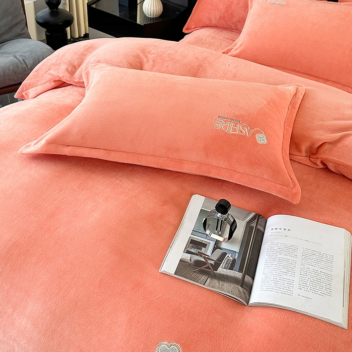 91家纺网 家纺一手货源 找家纺 富缦庭 2025新款牛奶绒绣花四件套 遇见-橙色