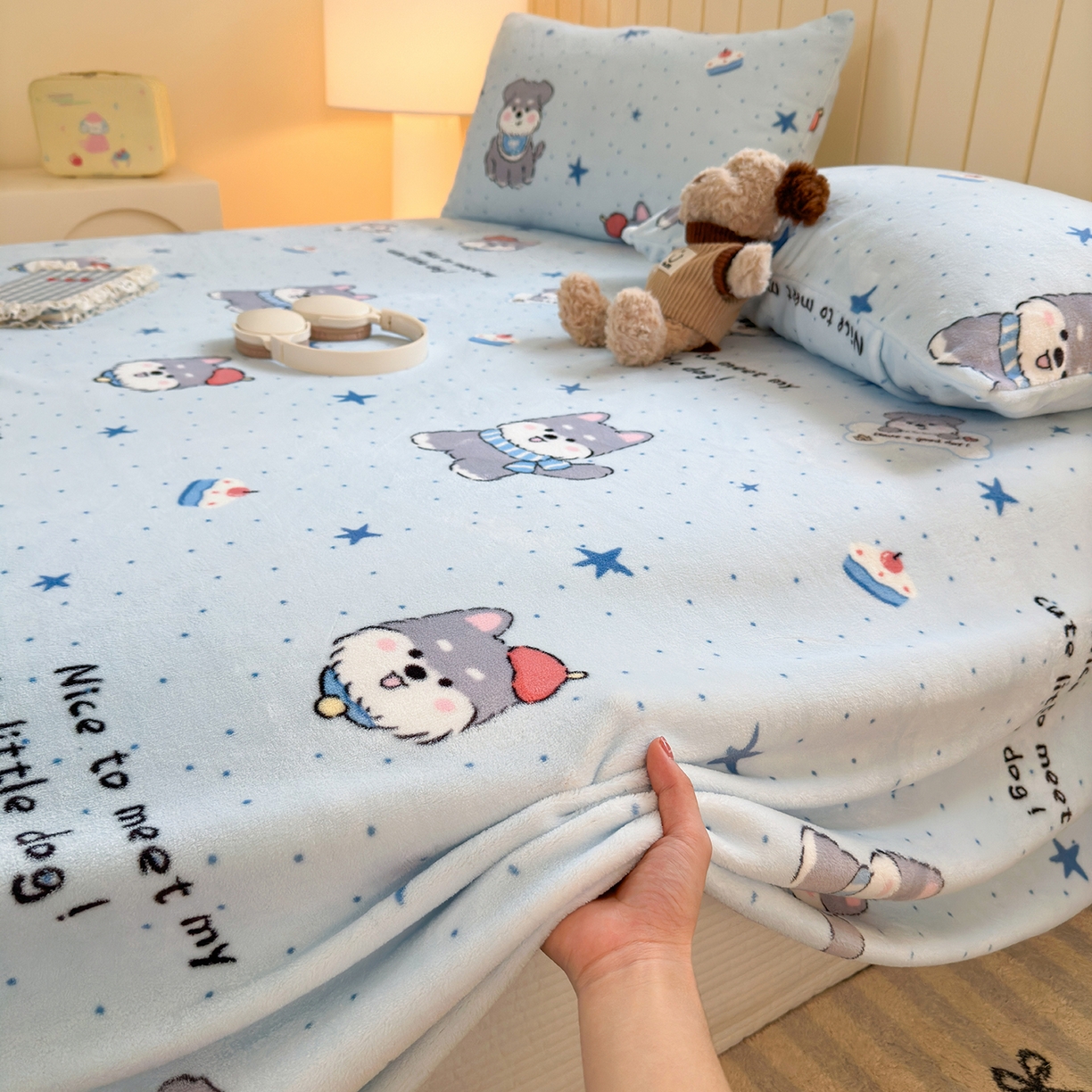 91家纺网 家纺一手货源 找家纺 丽美人家纺 2025新款小版印花牛奶绒床单单床单床单单件 甜心猫咪-蓝