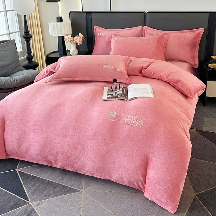 91家纺网 家纺一手货源 找家纺 富缦庭 2025新款牛奶绒绣花四件套 遇见-豆沙