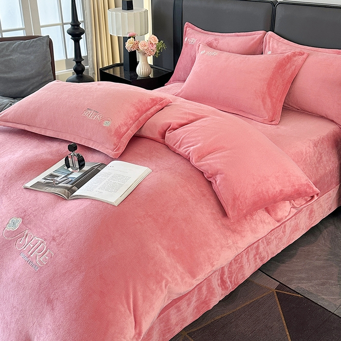 91家纺网 家纺一手货源 找家纺 富缦庭 2025新款牛奶绒绣花四件套 遇见-豆沙