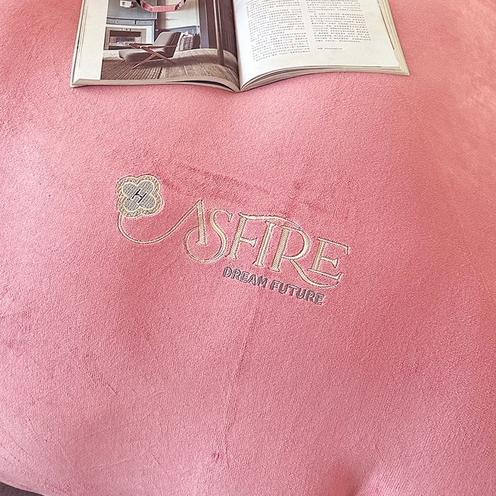 91家纺网 家纺一手货源 找家纺 富缦庭 2025新款牛奶绒绣花四件套 遇见-豆沙