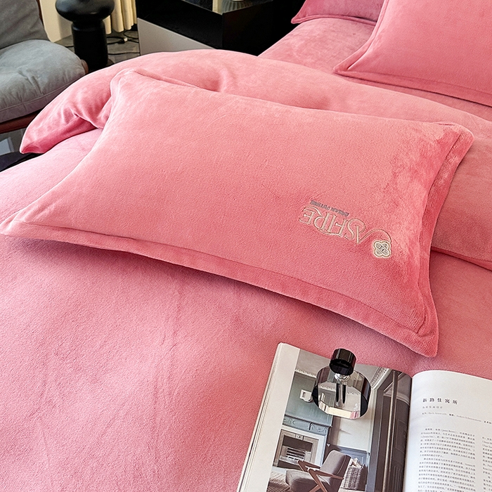 91家纺网 家纺一手货源 找家纺 富缦庭 2025新款牛奶绒绣花四件套 遇见-豆沙