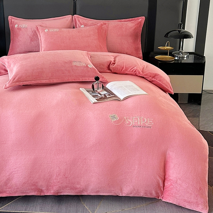 91家纺网 家纺一手货源 找家纺 富缦庭 2025新款牛奶绒绣花四件套 遇见-豆沙