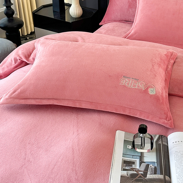 91家纺网 家纺一手货源 找家纺 富缦庭 2025新款牛奶绒绣花四件套 遇见-豆沙