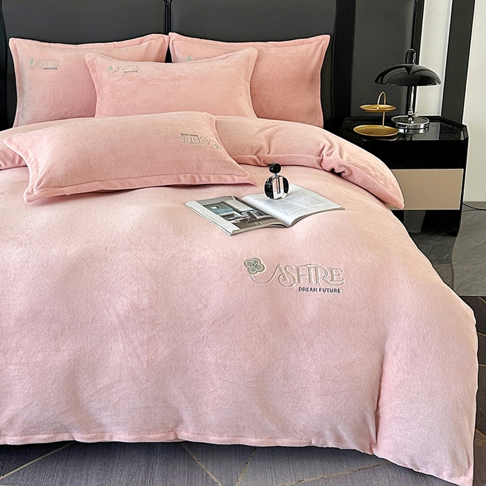 91家纺网 家纺一手货源 找家纺 富缦庭 2025新款牛奶绒绣花四件套 遇见-粉色