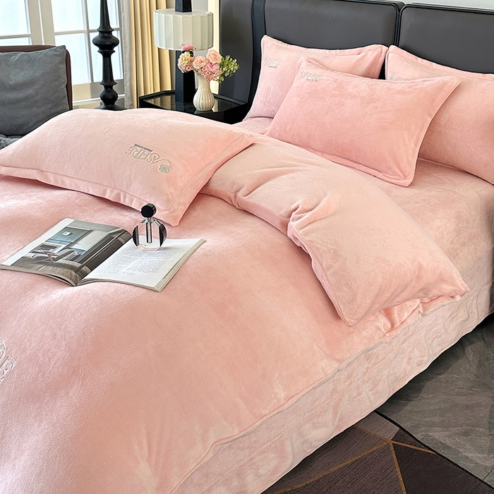 91家纺网 家纺一手货源 找家纺 富缦庭 2025新款牛奶绒绣花四件套 遇见-粉色