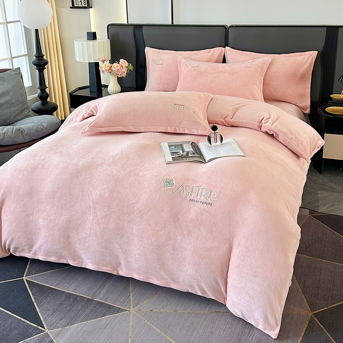 91家纺网 家纺一手货源 找家纺 富缦庭 2025新款牛奶绒绣花四件套 遇见-粉色