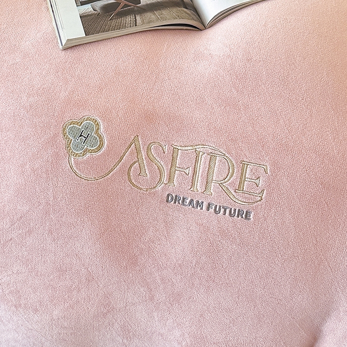 91家纺网 家纺一手货源 找家纺 富缦庭 2025新款牛奶绒绣花四件套 遇见-粉色