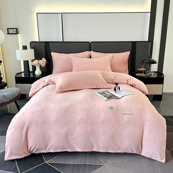 91家纺网 家纺一手货源 找家纺 富缦庭 2025新款牛奶绒绣花四件套 遇见-粉色