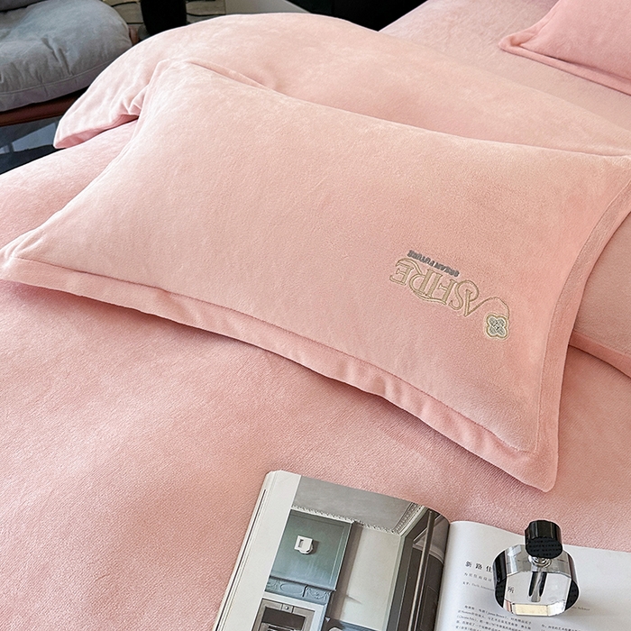 91家纺网 家纺一手货源 找家纺 富缦庭 2025新款牛奶绒绣花四件套 遇见-粉色