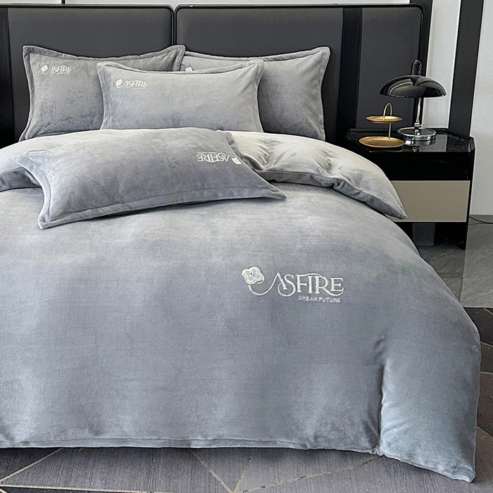 91家纺网 家纺一手货源 找家纺 富缦庭 2025新款牛奶绒绣花四件套 遇见-灰色