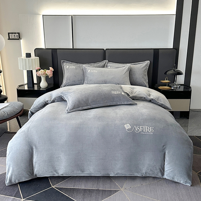 91家纺网 家纺一手货源 找家纺 富缦庭 2025新款牛奶绒绣花四件套 遇见-灰色