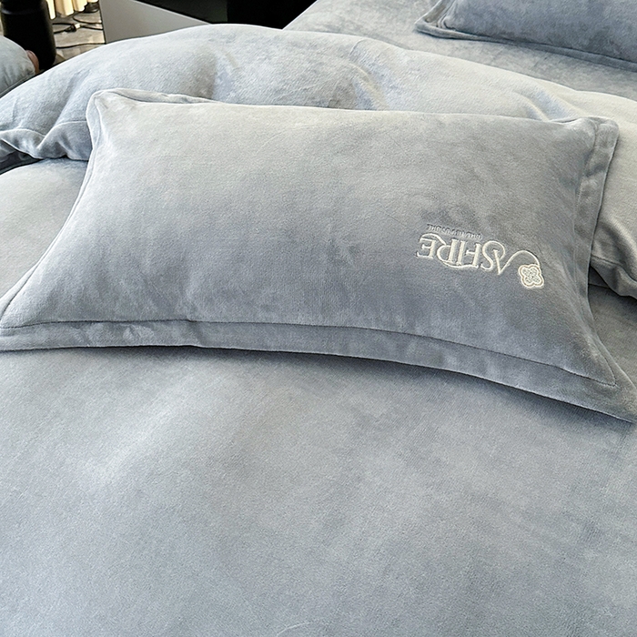 91家纺网 家纺一手货源 找家纺 富缦庭 2025新款牛奶绒绣花四件套 遇见-灰色