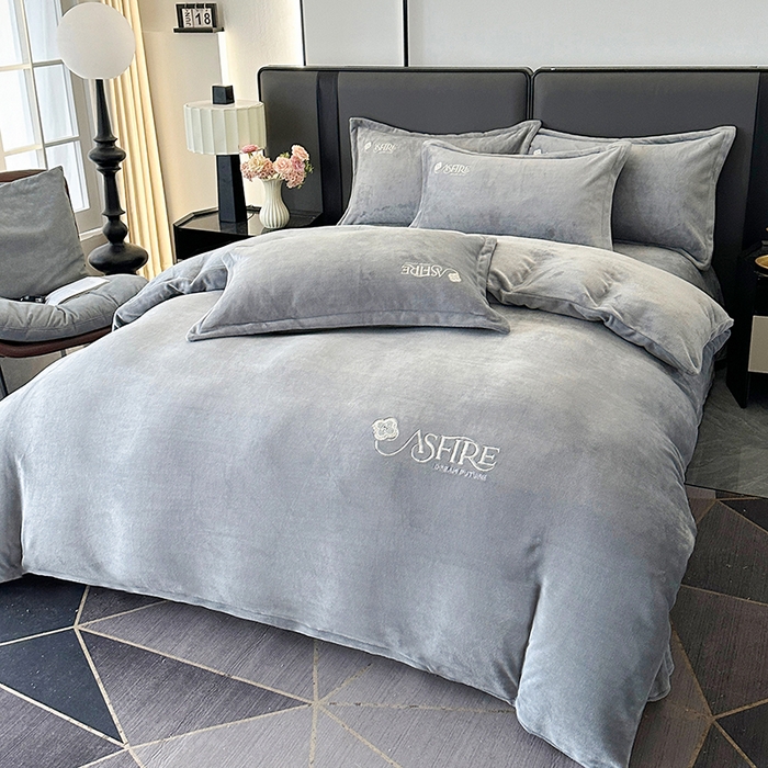 91家纺网 家纺一手货源 找家纺 富缦庭 2025新款牛奶绒绣花四件套 遇见-灰色