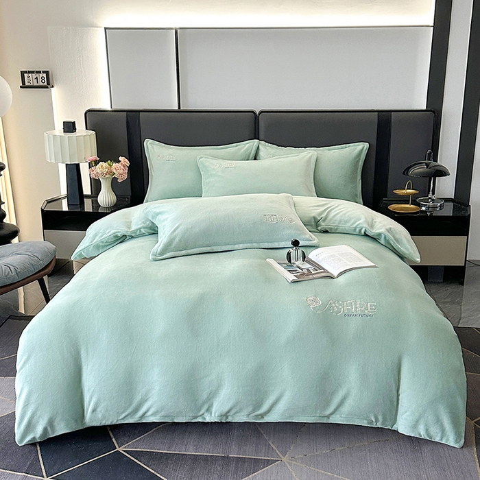 91家纺网 家纺一手货源 找家纺 富缦庭 2025新款牛奶绒绣花四件套 遇见-绿色