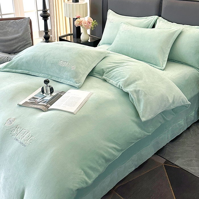 91家纺网 家纺一手货源 找家纺 富缦庭 2025新款牛奶绒绣花四件套 遇见-绿色