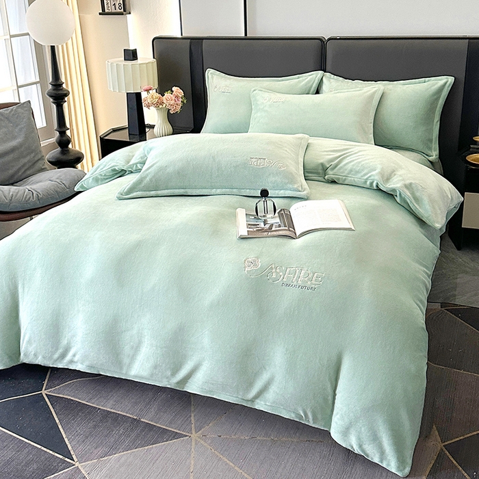 91家纺网 家纺一手货源 找家纺 富缦庭 2025新款牛奶绒绣花四件套 遇见-绿色