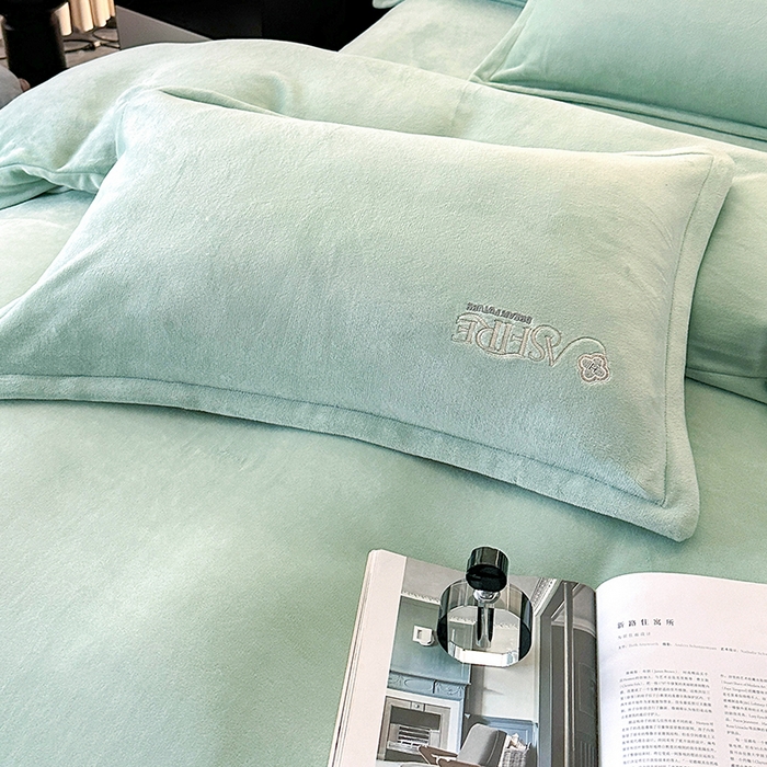 91家纺网 家纺一手货源 找家纺 富缦庭 2025新款牛奶绒绣花四件套 遇见-绿色