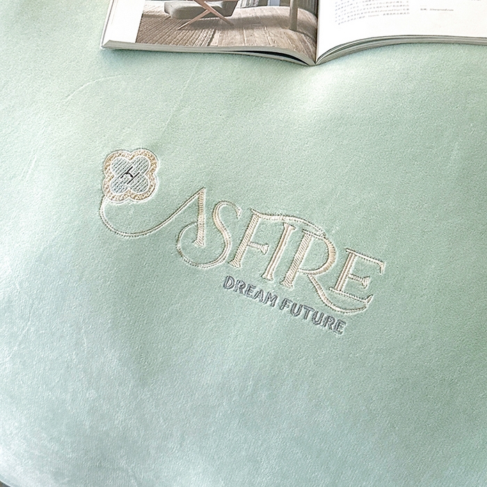 91家纺网 家纺一手货源 找家纺 富缦庭 2025新款牛奶绒绣花四件套 遇见-绿色