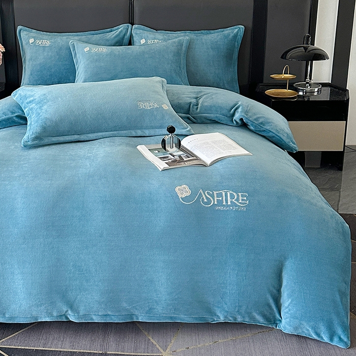 91家纺网 家纺一手货源 找家纺 富缦庭 2025新款牛奶绒绣花四件套 遇见-深蓝色