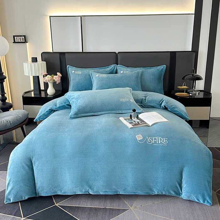 91家纺网 家纺一手货源 找家纺 富缦庭 2025新款牛奶绒绣花四件套 遇见-深蓝色