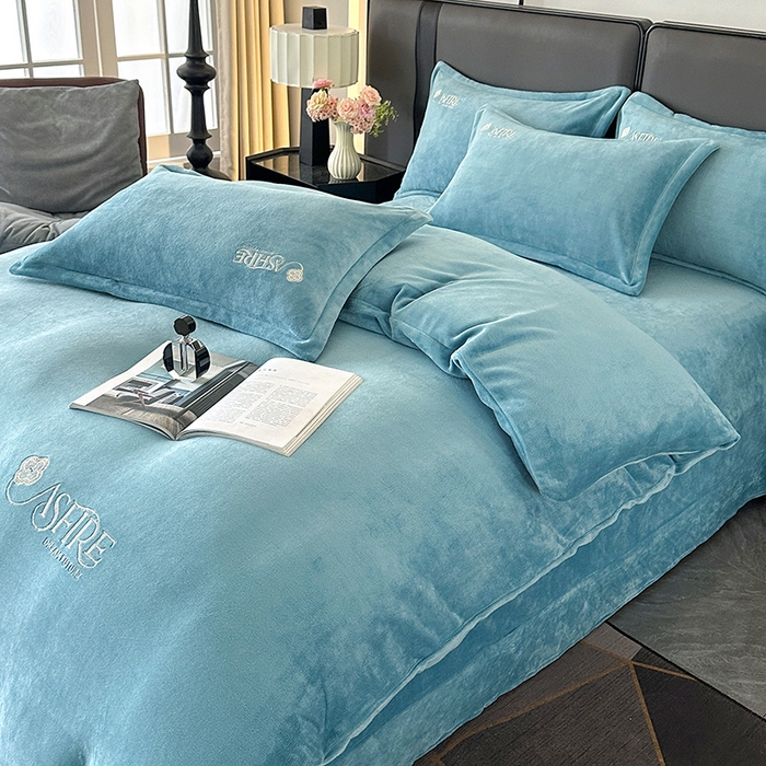 91家纺网 家纺一手货源 找家纺 富缦庭 2025新款牛奶绒绣花四件套 遇见-深蓝色