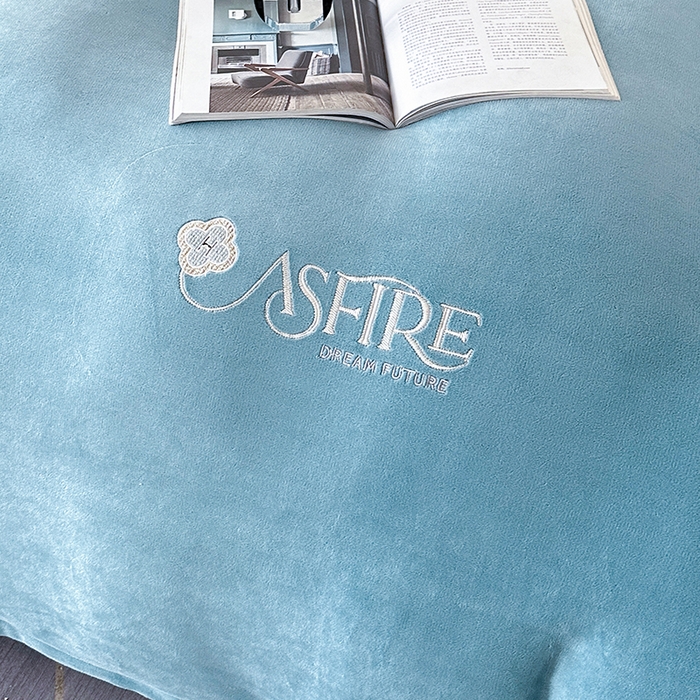 91家纺网 家纺一手货源 找家纺 富缦庭 2025新款牛奶绒绣花四件套 遇见-深蓝色