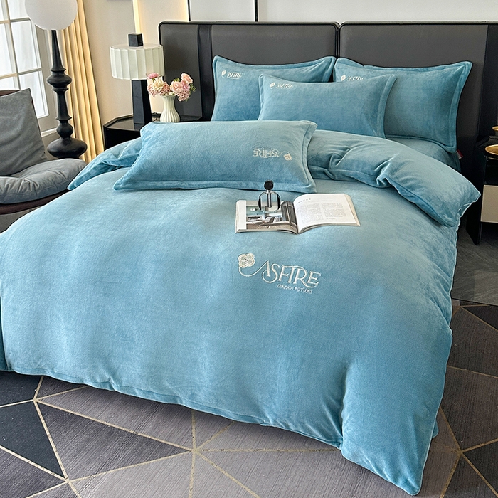 91家纺网 家纺一手货源 找家纺 富缦庭 2025新款牛奶绒绣花四件套 遇见-深蓝色