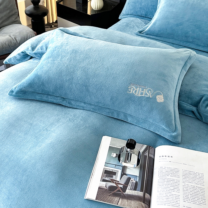 91家纺网 家纺一手货源 找家纺 富缦庭 2025新款牛奶绒绣花四件套 遇见-深蓝色