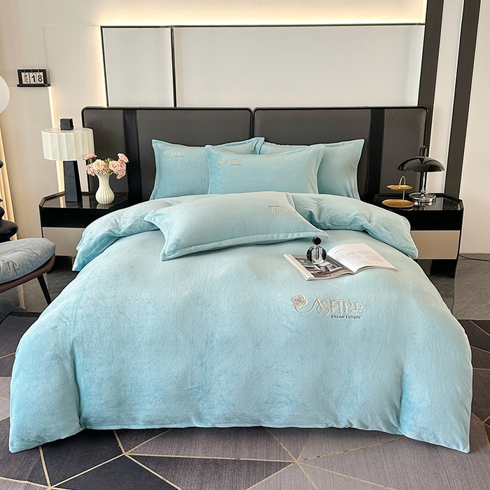 91家纺网 家纺一手货源 找家纺 富缦庭 2025新款牛奶绒绣花四件套 遇见-天蓝色