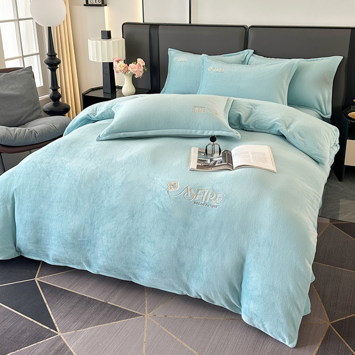 91家纺网 家纺一手货源 找家纺 富缦庭 2025新款牛奶绒绣花四件套 遇见-天蓝色