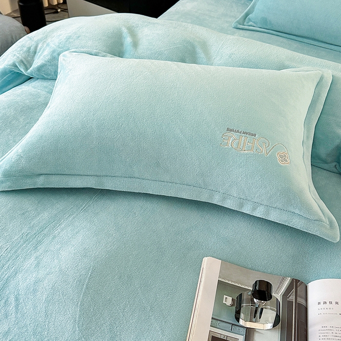 91家纺网 家纺一手货源 找家纺 富缦庭 2025新款牛奶绒绣花四件套 遇见-天蓝色