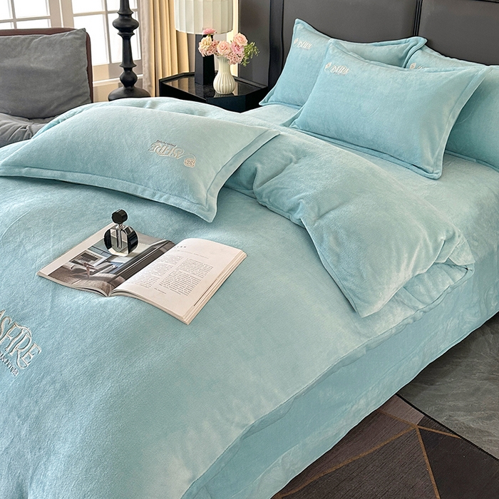 91家纺网 家纺一手货源 找家纺 富缦庭 2025新款牛奶绒绣花四件套 遇见-天蓝色