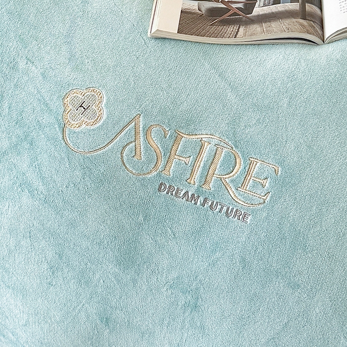 91家纺网 家纺一手货源 找家纺 富缦庭 2025新款牛奶绒绣花四件套 遇见-天蓝色