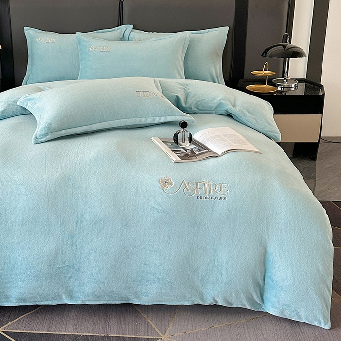 91家纺网 家纺一手货源 找家纺 富缦庭 2025新款牛奶绒绣花四件套 遇见-天蓝色