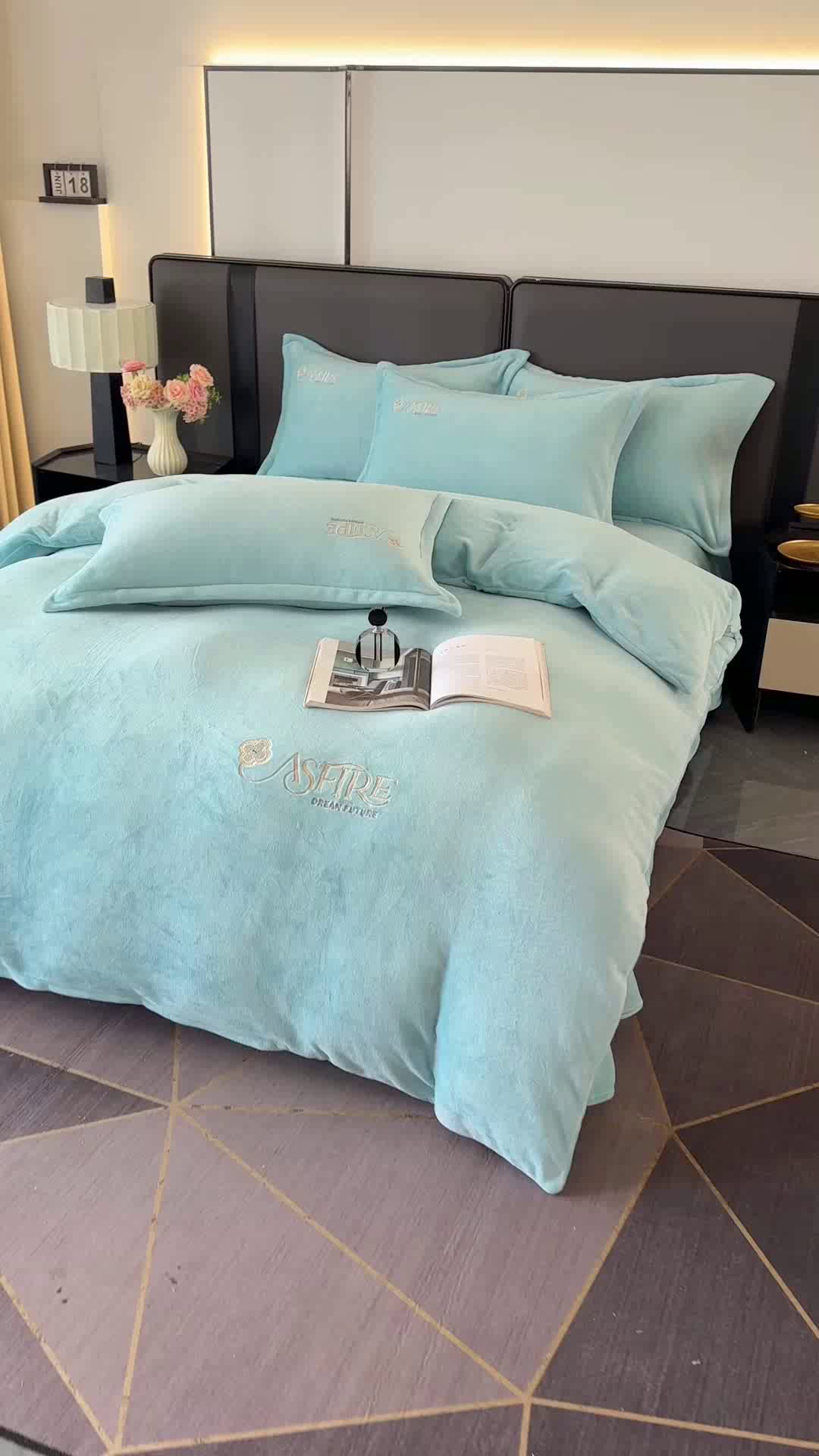 91家纺网 家纺一手货源 找家纺 富缦庭 2025新款牛奶绒绣花四件套 遇见-天蓝色