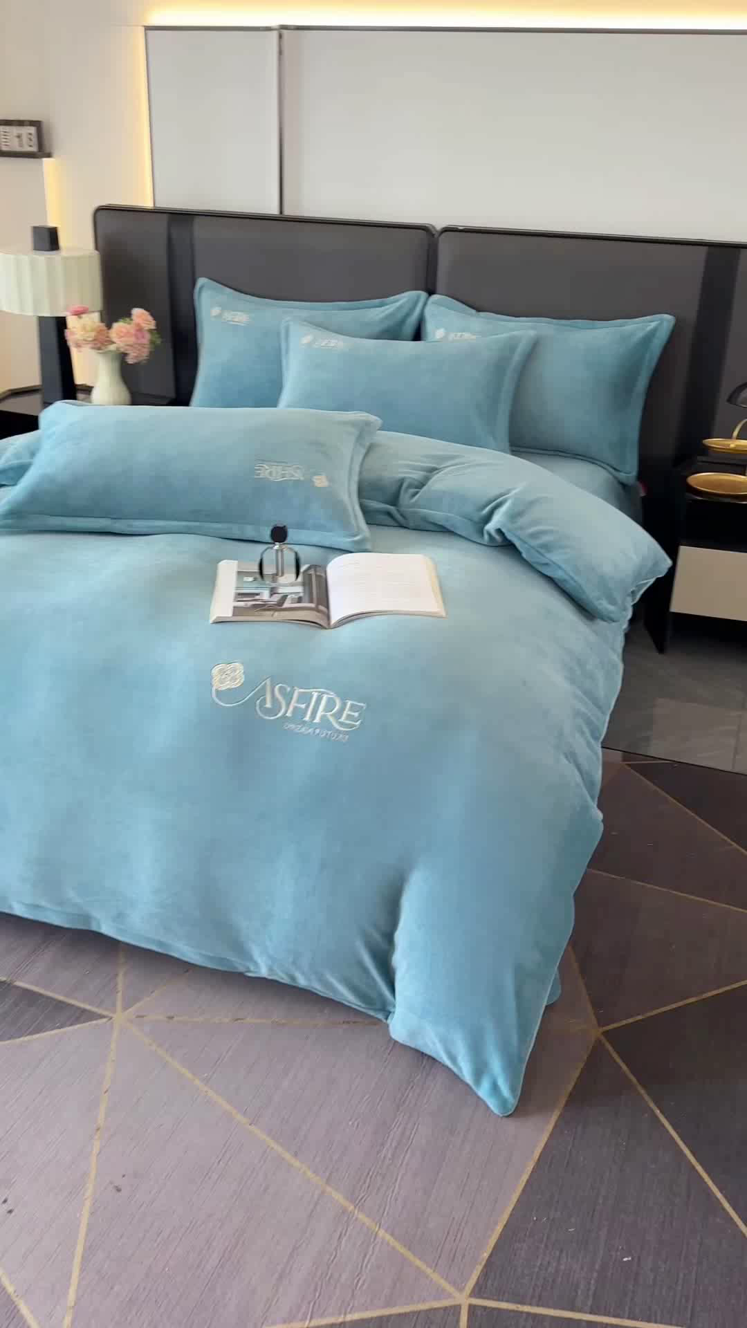 91家纺网 家纺一手货源 找家纺 富缦庭 2025新款牛奶绒绣花四件套 遇见-深蓝色