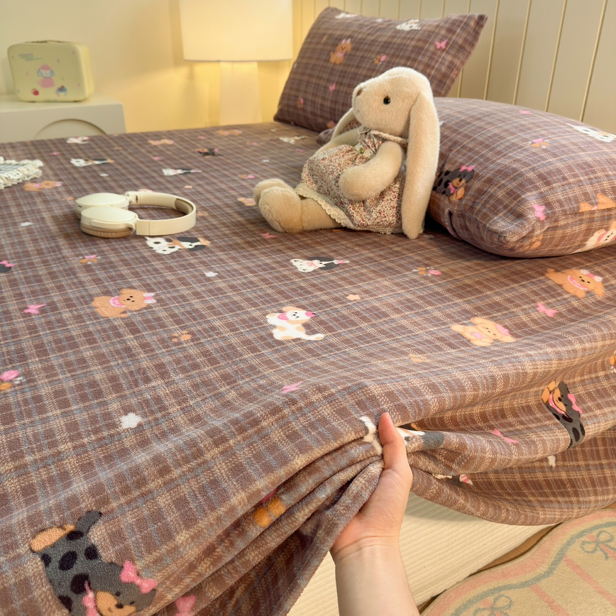 91家纺网 家纺一手货源 找家纺 丽美人家纺 2025新款小版印花牛奶绒床单单床单床单单件 英伦小狗