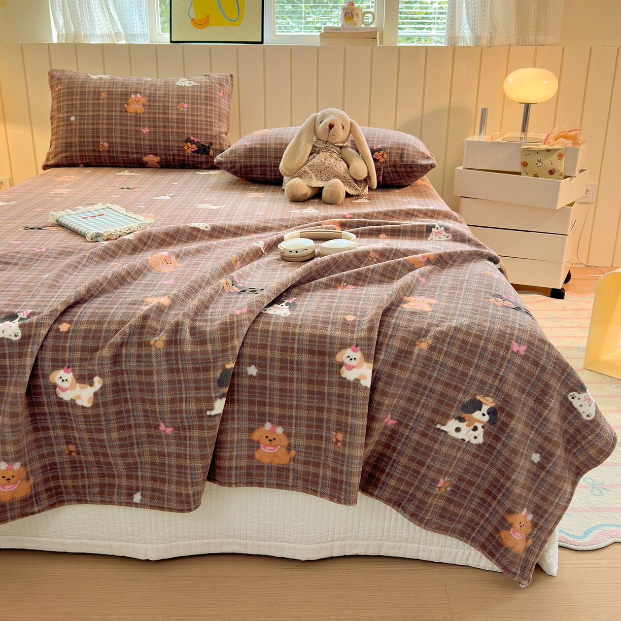 91家纺网 家纺一手货源 找家纺 丽美人家纺 2025新款小版印花牛奶绒床单单床单床单单件 英伦小狗