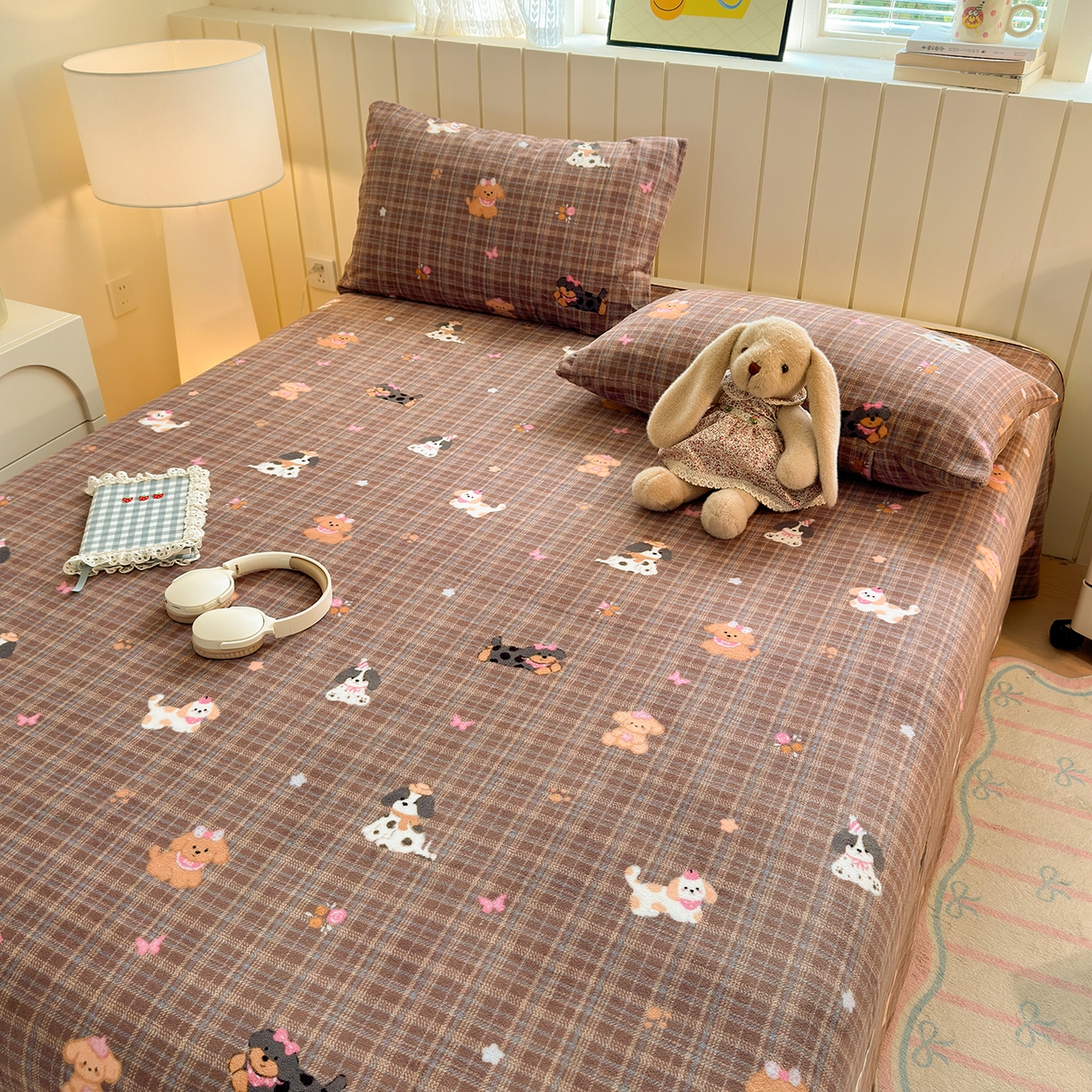 91家纺网 家纺一手货源 找家纺 丽美人家纺 2025新款小版印花牛奶绒床单单床单床单单件 英伦小狗