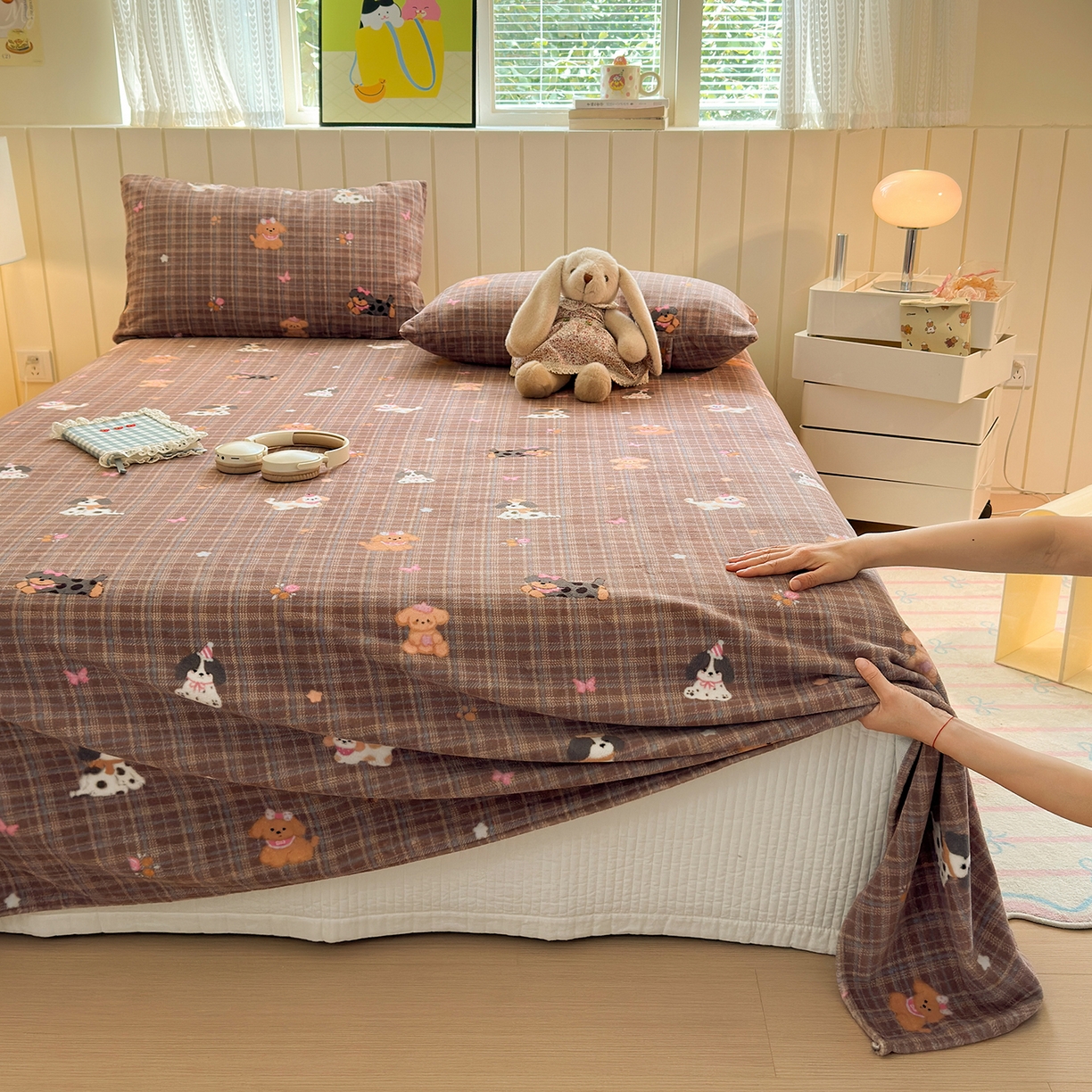 91家纺网 家纺一手货源 找家纺 丽美人家纺 2025新款小版印花牛奶绒床单单床单床单单件 英伦小狗