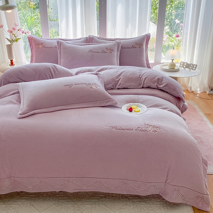 91家纺网 家纺一手货源 找家纺 （总）乐嘉盈 2025年新款纯色刺绣牛奶绒四件套-玫瑰缘